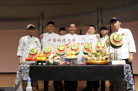 呂哲維老師帶領學生負責果雕展桌表演
