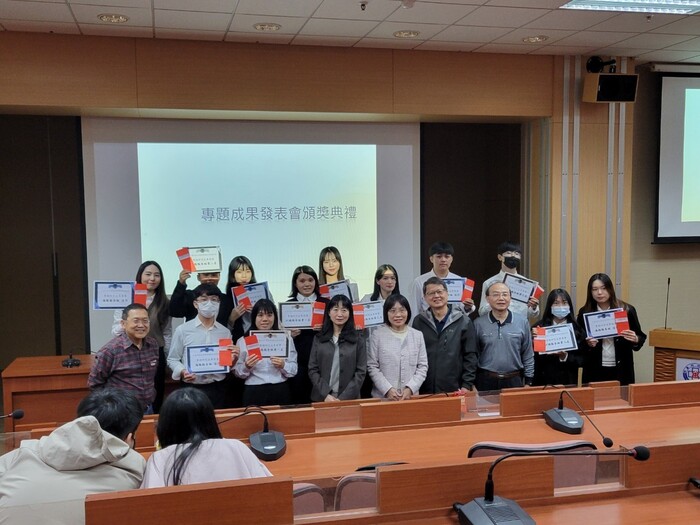 得獎學生與老師合照圖片