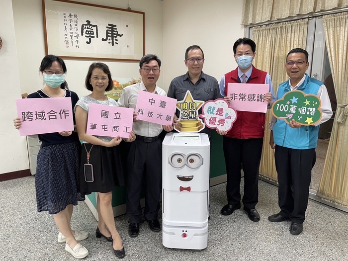 激發學生科技觀　草商演示機器人送公文