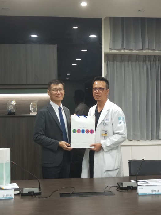 中臺科技大學許世光研發長致贈禮品