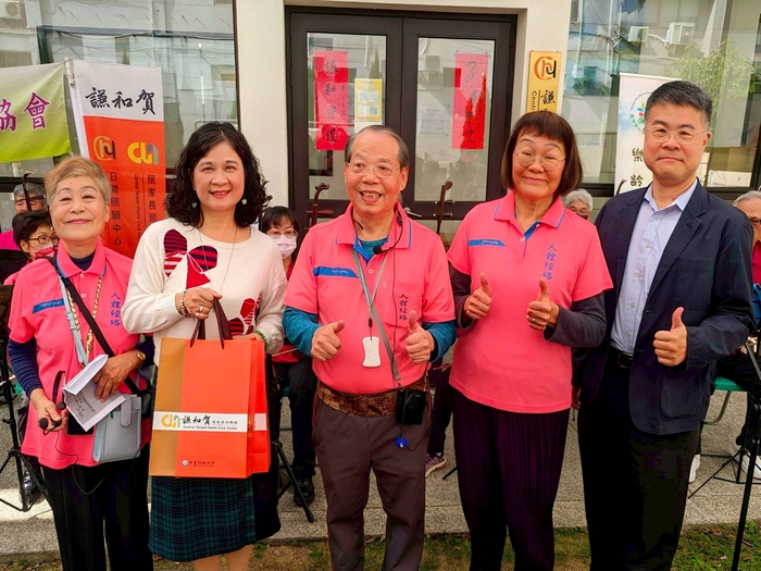 中臺科大陳錦杏校長(左2)、郭銘峰推教長(右1)及廖清祈老師(中)與臺中市高齡健康促進協會代表合影圖片