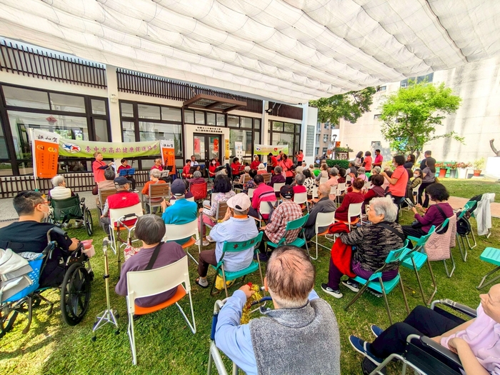 北區長青學苑二胡班學員演奏懷舊經典老歌，悠揚樂音喚起謙和賀日照中心長輩們的記憶及愉悅好心情圖片