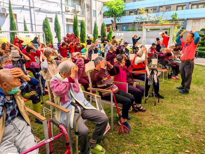 中臺科大附屬謙和賀日照中心長輩們學習簡易的經絡舒壓與氣血活絡方式圖片