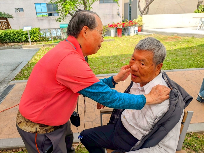 臺中市後驛社區大學古力經絡社、東區長青學苑經絡班等多位學員齊心協力服務謙和賀日照中心長輩們圖片