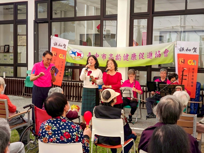 北區長青學苑二胡班學員演奏懷舊經典老歌，悠揚樂音喚起謙和賀日照中心長輩們的記憶及愉悅好心情圖片