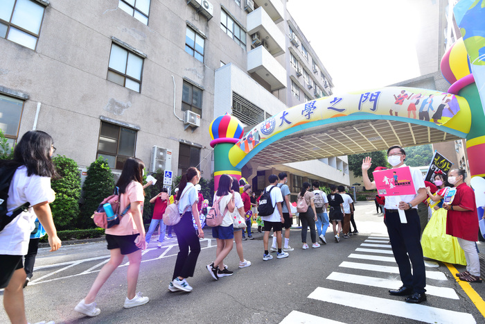 中臺科大新生定向輔導研習-師長迎新生入大學門