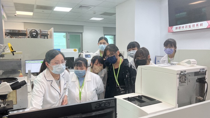 中臺科大醫檢系新生參訪慈濟醫院-臨床醫檢師解說臨床鏡檢時效監控系統