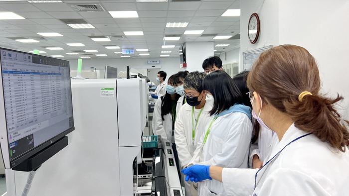 中臺科大醫檢系新生參訪慈濟醫院-臨床醫檢師解說智能實驗室操作系統