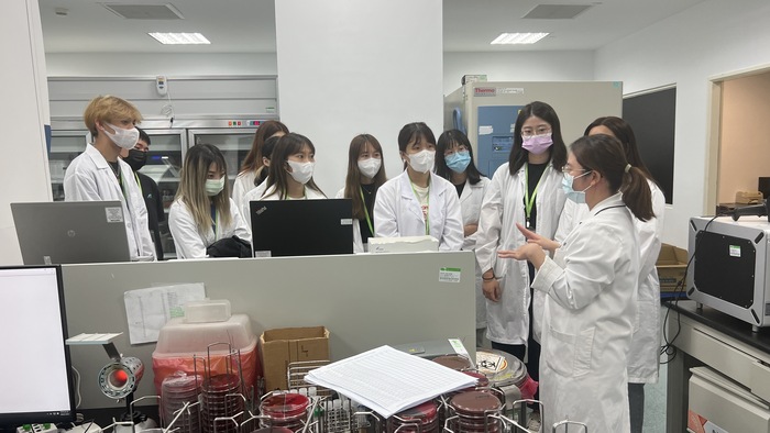 中臺科大醫檢系新生參訪慈濟醫院-臨床醫檢師解說臨床微生物培養系統及COVID19檢測流程