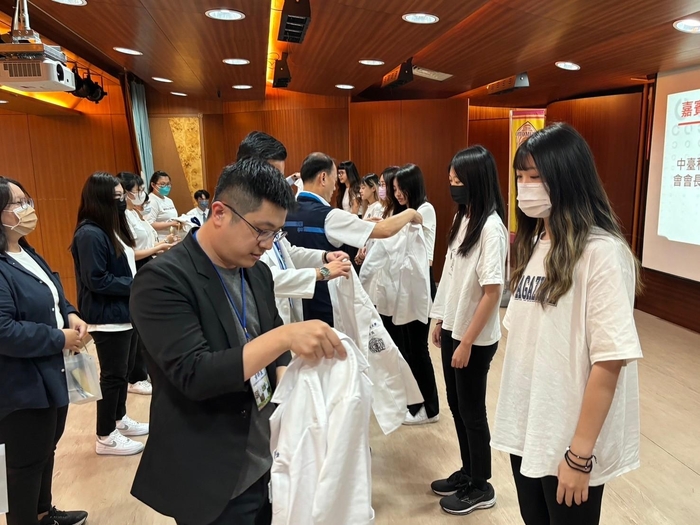 視光系師長與驗光師公會理事長們為每一位同學穿上白袍