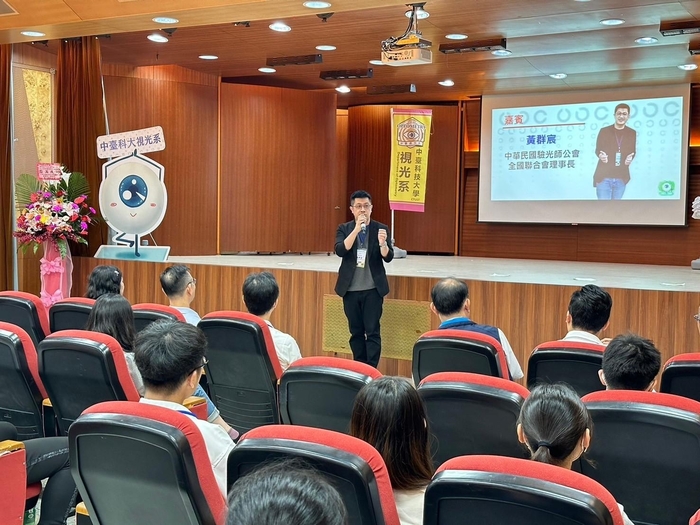 中華民國驗光師公會全國聯合會黃群宸理事長勉勵準實習生
