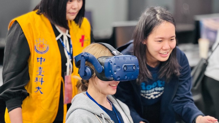 中臺科大學生協助日本醫療科學大學學生體驗VR技術圖片