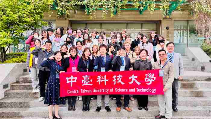 日本醫療科學大學師生至中臺科大交流合影圖片
