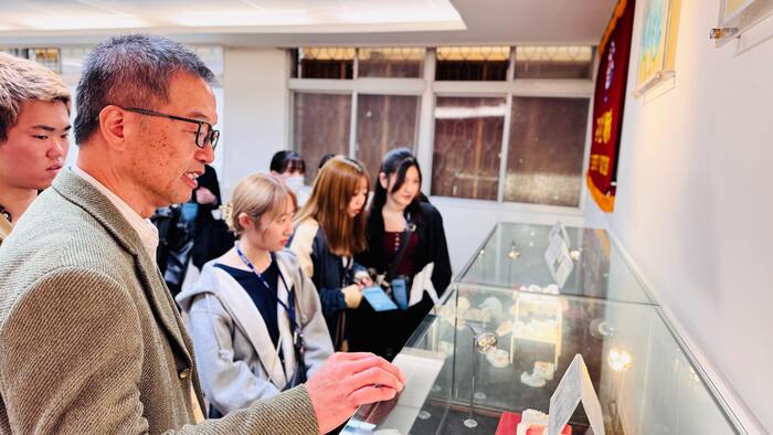 牙技系以牙技作品展示室與日本學生互動圖片