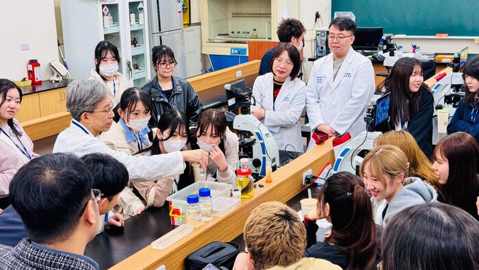 醫檢系帶領日本學生體驗顯微鏡實作圖片