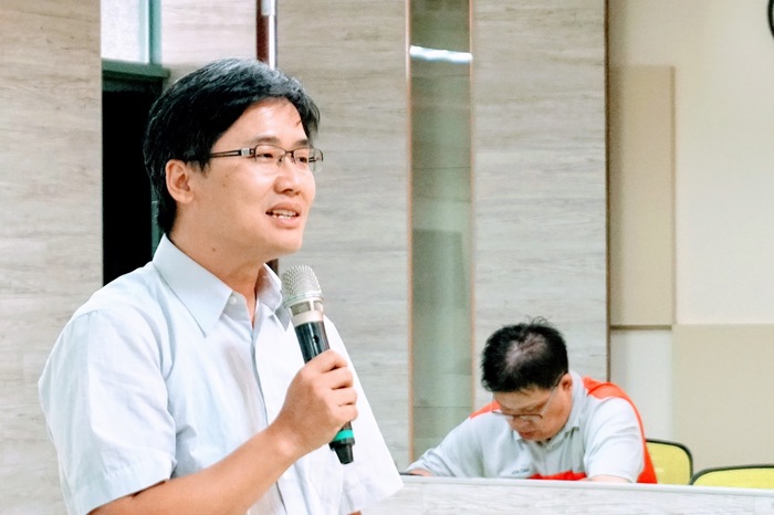服務學習中心吳正男主任說明服務學習課程開設辦法與相關活動