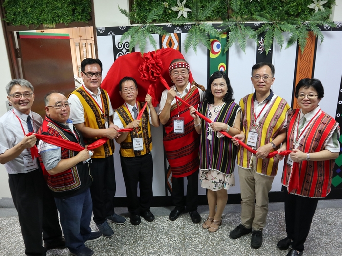 中臺科大(右4)李隆盛校長 (右3)陳錦杏副校長 (右2)鄭凱元副校長 (右1)謝玲鈴學務長兼源資中心主任 ； (左4)教育部綜合規劃司王明源副司長 (左3)原住民委員會陳志誠科長 (左2)台中市政府原住民事務委員會林敏宗主任秘書 (左1)中區原住民族學生資源中心譚發瑞執行秘書