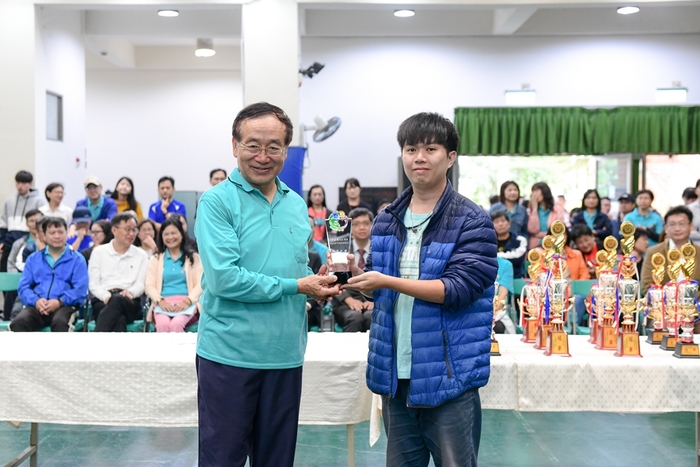 李隆盛校長與方品傑校友合照