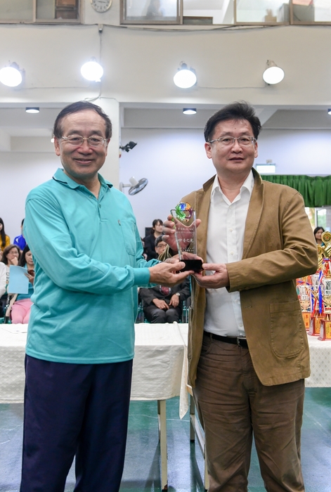 李隆盛校長與李富盛校友（校友總會代領）合照