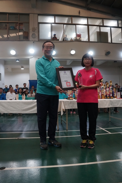 李隆盛校長與賴妃珍校友（護理系代領）合照
