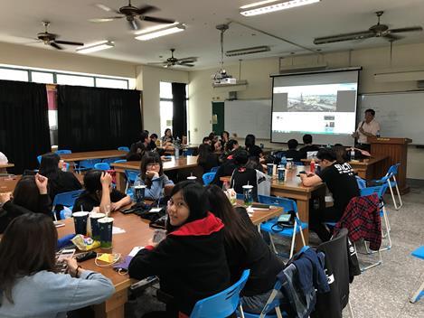 國企系王耀毅主任說明提供領袖營擔任國際志工機會