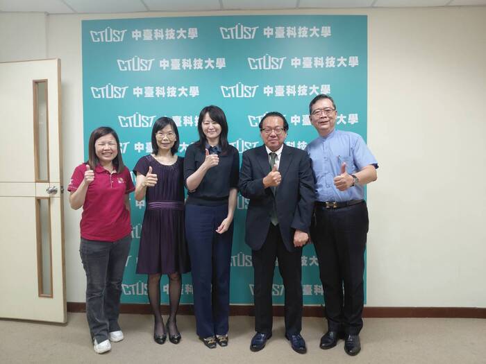 日本社會福祉法人州鵬會吉元和浩院長(右二)與中臺科大師長合影