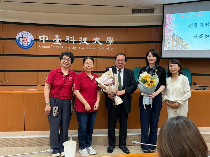 護理學院蔡麗雲院長致贈感謝狀及鮮花予日本社會福祉法人州鵬會吉元和浩院長