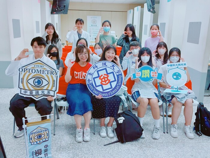 中臺科大師生與「視光探索樂園」參與學生合影.jpg