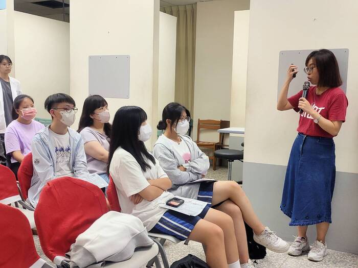 中臺科大視光系柯青秀老師進行體驗教學與模擬操作.jpg