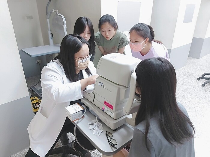 學生們從實際操作中增強對視光學的認識.jpg