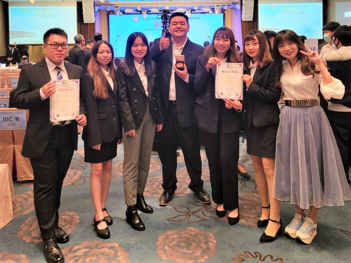 中臺科大行銷系副主任張馨云(右1)與獲獎同學 合照