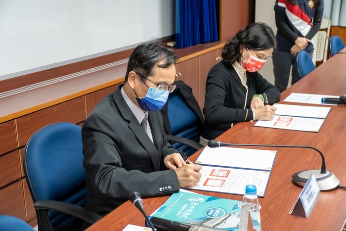 中臺科大陳錦杏校長(右)國軍總醫院洪恭誠院長(左)，齊聚中臺科技大學簽訂產學合作備忘錄。