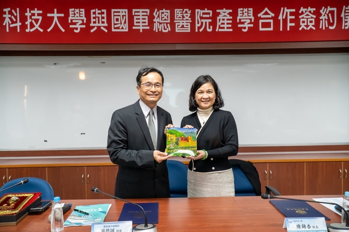 中臺科大陳錦杏校長(右)致贈禮 國軍總醫院洪恭誠院長(左)