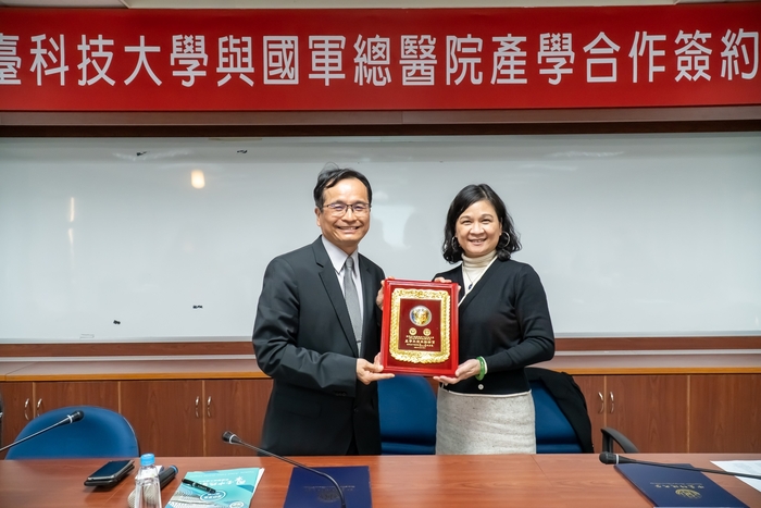 國軍總醫院洪恭誠院長(左) 致贈禮 中臺科大陳錦杏校長(右)