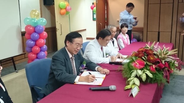 本校李校長與彰化醫院謝院長代表簽署備忘錄