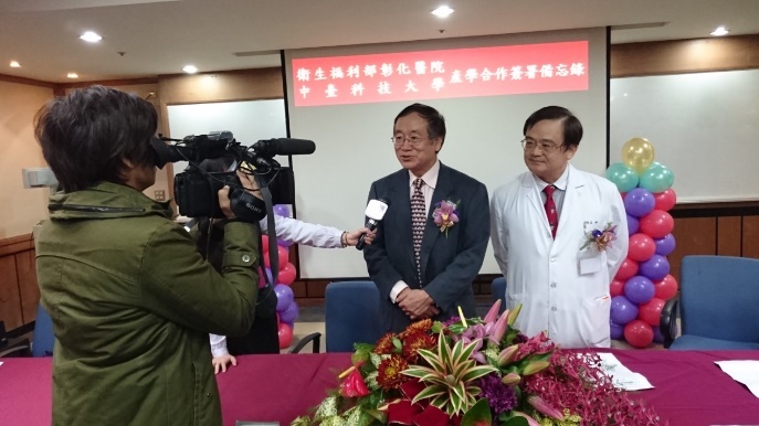 完成簽署備忘錄後接受媒體採訪