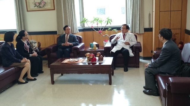 彰化醫院謝院長與本校李隆盛校長，以及護理系江青桂主任、醫療暨健康產業管理系洪錦墩主任，針對現在及未來各項交流合作交換意見