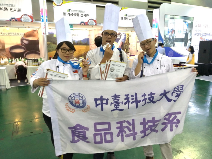 中臺科技大學獲獎選手曾家琳(左)、葉瓋鴻(中)及林國富(右)