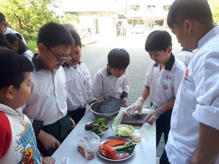 中臺食科系同學引導太平國小小朋友進行菜餚製作