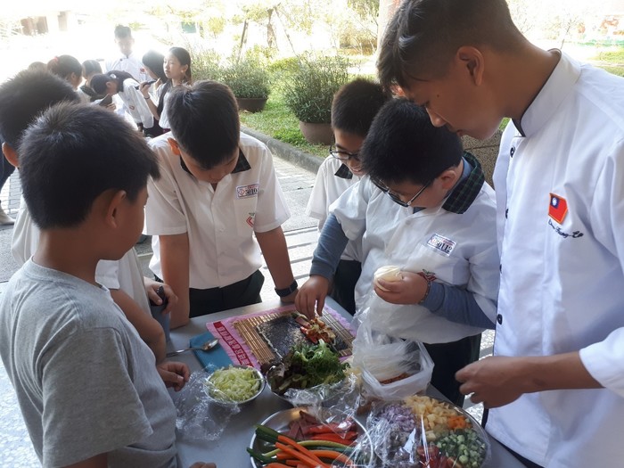中臺食科系同學引導太平國小小朋友進行菜餚製作
