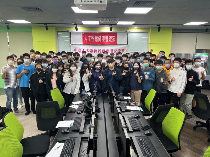 參加活動的師生與校長一起合影