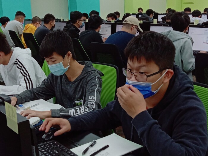 參加活動的同學專心並認真的練習