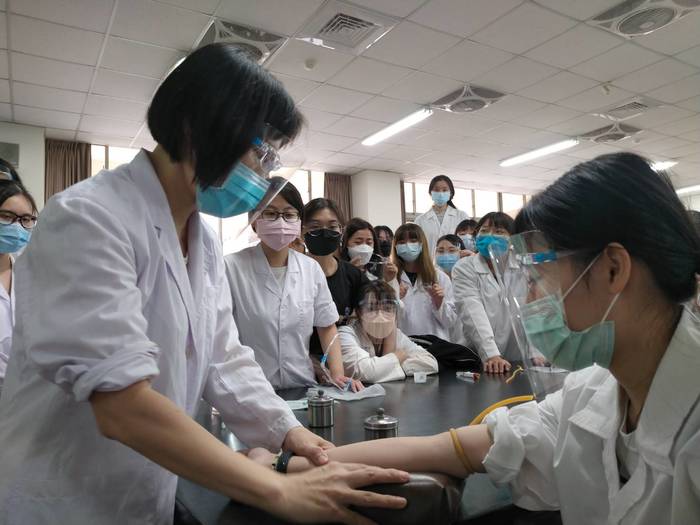 戴面罩的實驗課