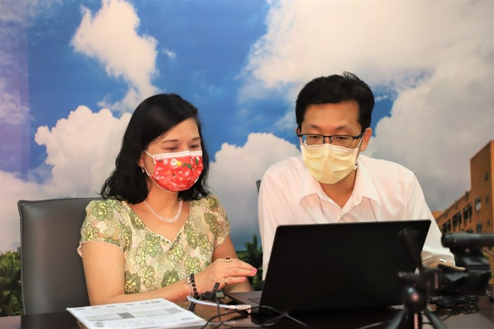 中臺科大陳錦杏校長(左)與人工智慧健康管理系(AI系)林俊榮主任(右) 主持開幕致詞