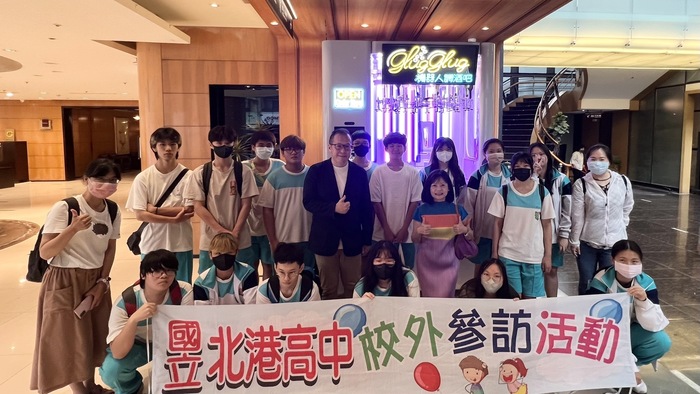 敦謙國際蔡述先經理及北港高中資處科師生於機器人酒吧合影