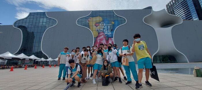資管系李瑞敏主任及北港高中資處科師生於國家歌劇院前合影