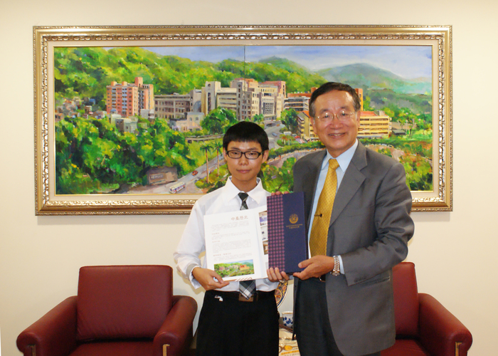 李隆盛校長(圖右)與醫檢國考第二汪峰志(圖左)合影