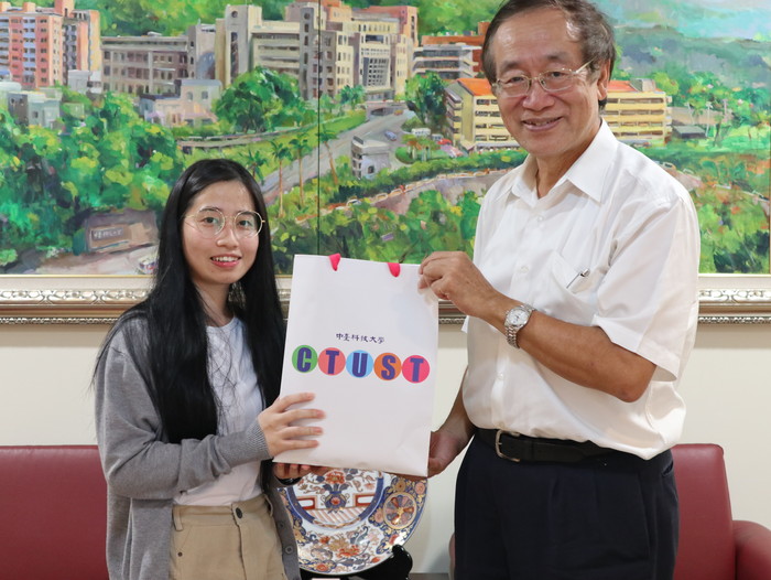(右)中臺科大校長李隆盛恭賀(左)邱冠櫻同學專技高考牙技師 榜首