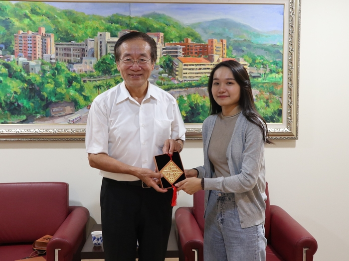 (左)中臺科大校長李隆盛恭賀(右)應屆畢業生柯采伶考取醫檢師國考第二名