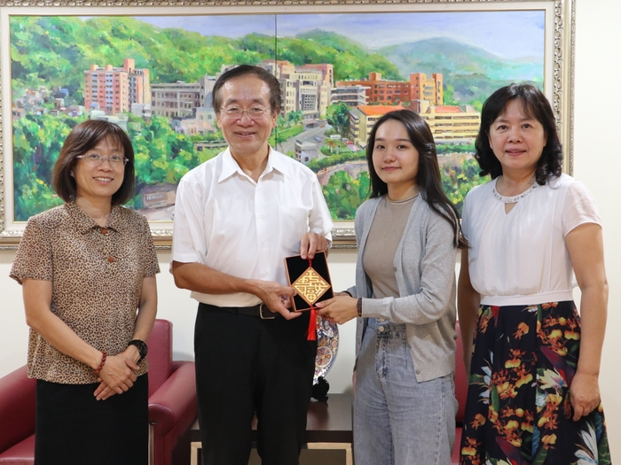 (左2)中臺科大校長李隆盛(左1)醫技系主任何杏棻(右2)應屆畢業生柯采伶(右1)導師黃瓊華副教授